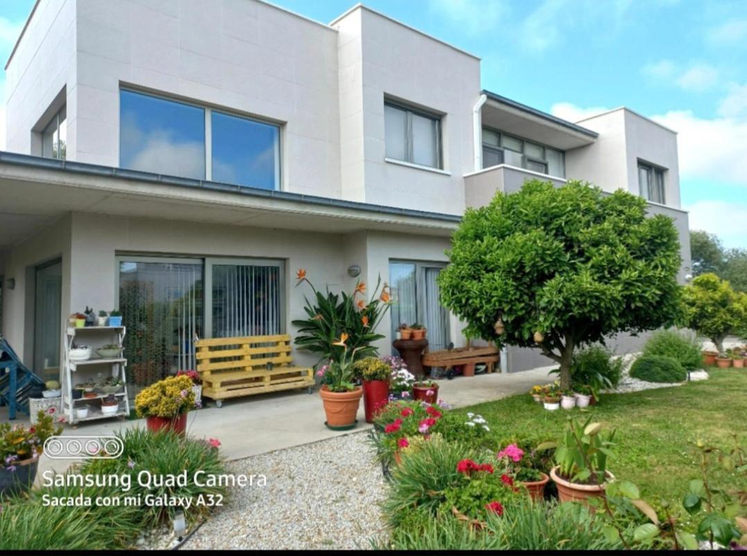 En Casa Moderna Con Jardin