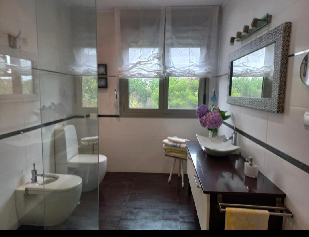 En Casa Moderna Con Jardin Homestay