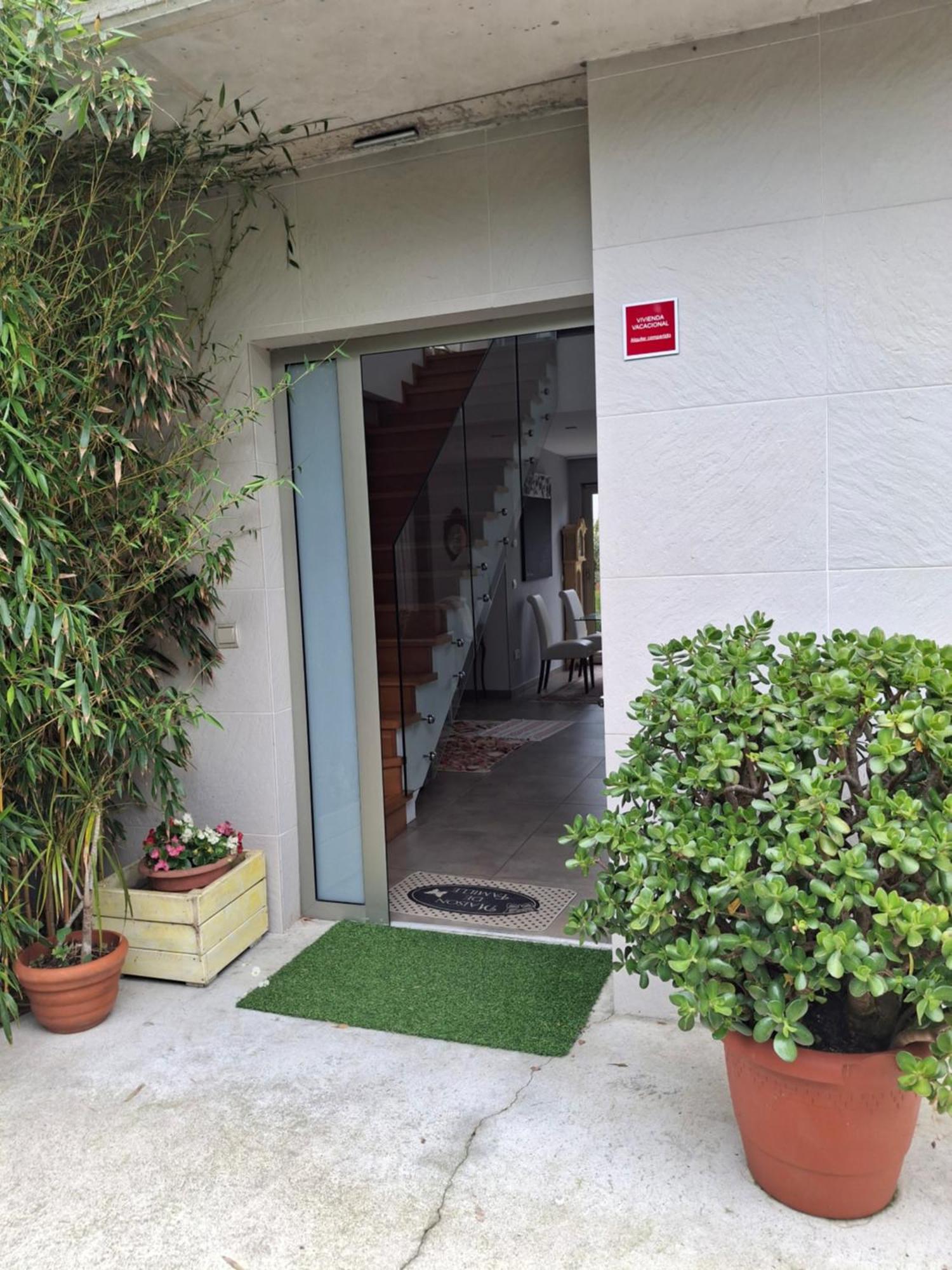 Homestay En Casa Moderna Con Jardin Santa Cruz De Bezana